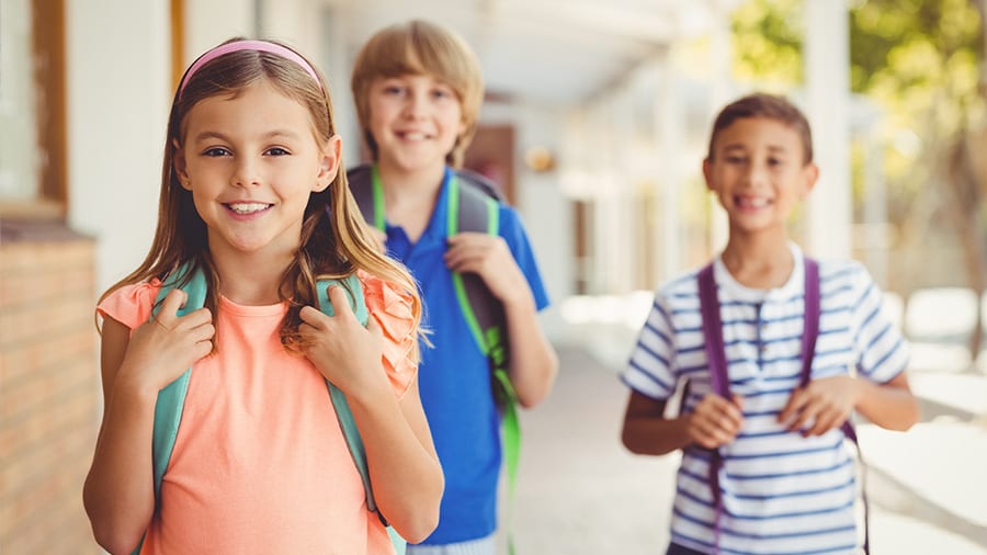 Foto Kinder gehen zur Schule